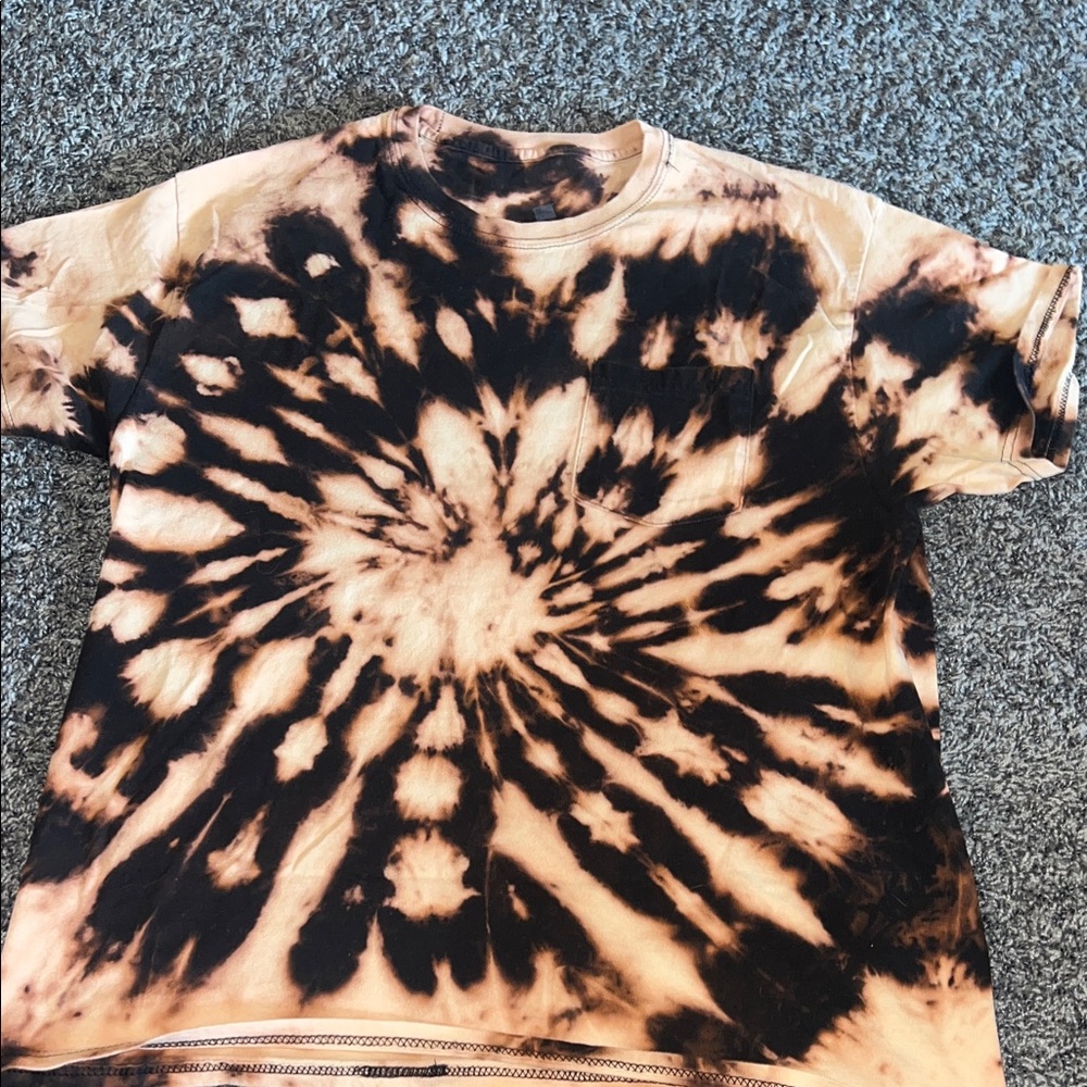 Gildan Men's Tie-Dye Spiral T-Shirt - Peach & Black